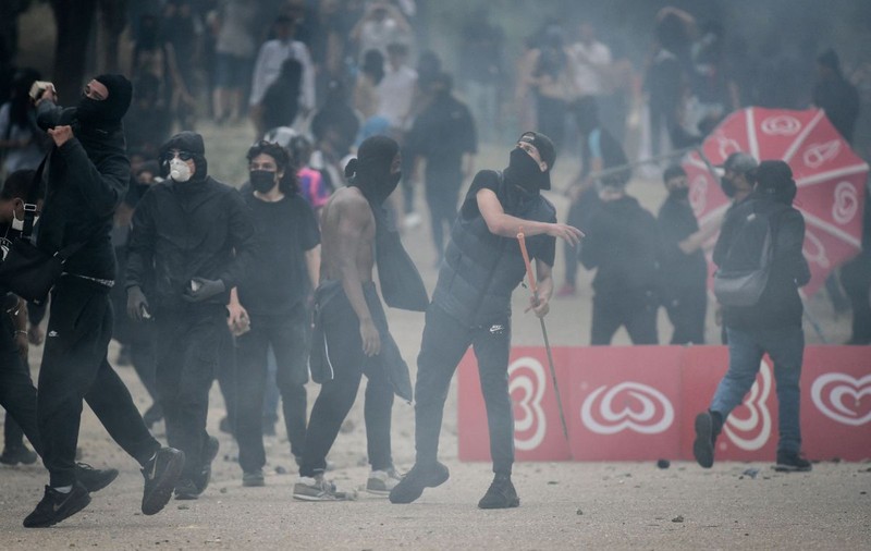 „E ca și cum Franța ar fi o oală sub presiune”. Furia și tensiunea revoltelor dau aripi extremei drepte
