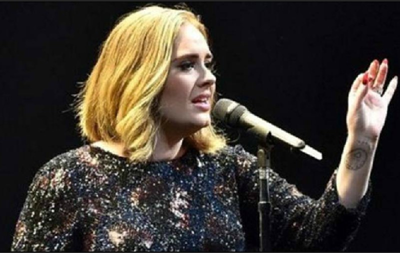Probleme pe scenă pentru Adele. Artista a uitat versurile propriei melodii
