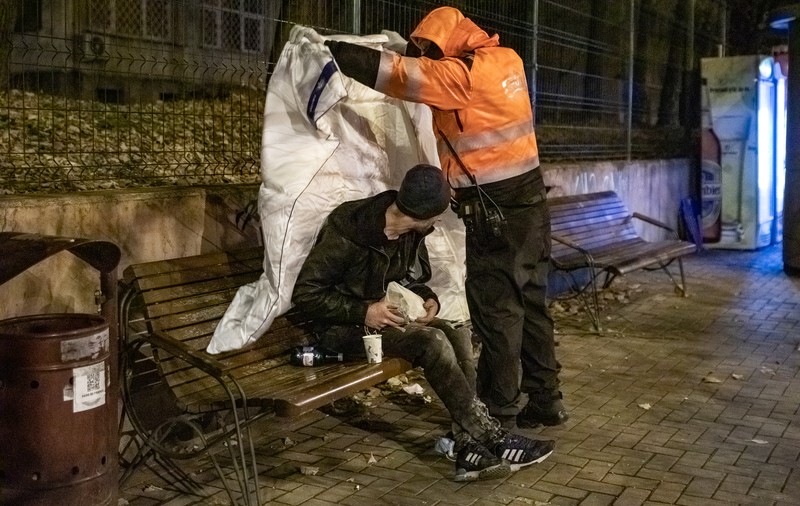 REPORTAJ AUDIO. Am petrecut o noapte pe stradă cu oamenii fără adăpost din București. Cine sunt „invizibilii”