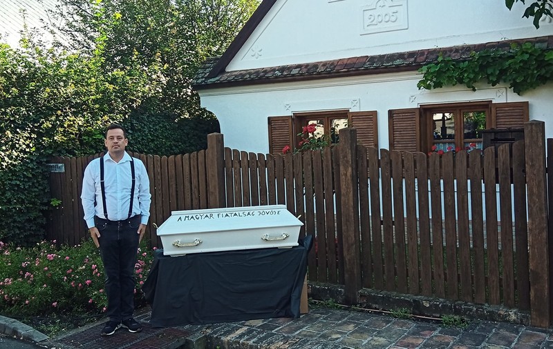 Un activist maghiar a pus un sicriu de copil în fața casei lui Viktor Orban. FOTO