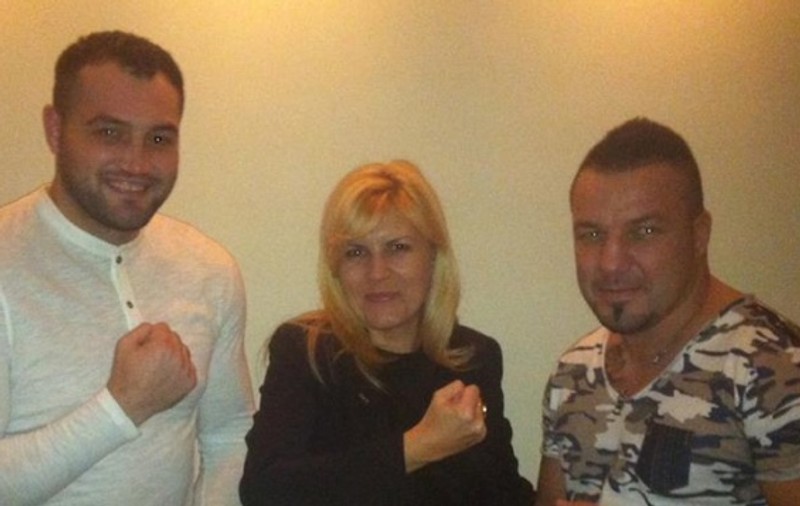 Elena Udrea, în compania a doi bărbaţi musculoşi! FOTO