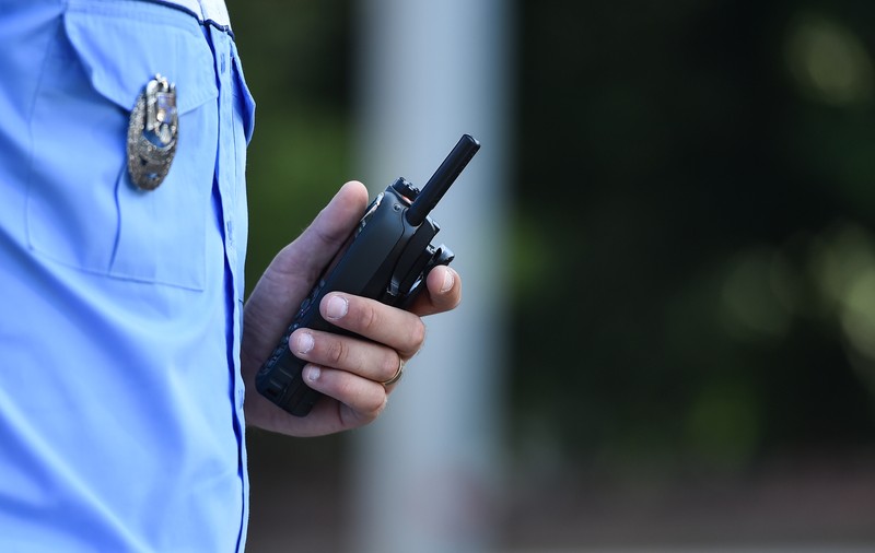 INTERCEPTĂRI | Un polițist sursă pentru interlopi, păstrat în funcție și după ce l-a sunat pe suspect să-l avertizeze: „Ai o plângere pentru tâlhărie! Eu spusăi să fiu băiețaș cu tine”