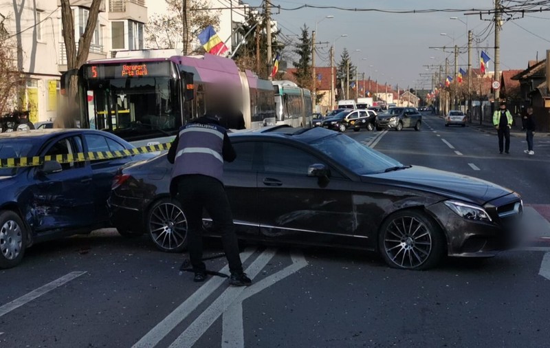Carambol cu șase mașini în Cluj-Napoca provocat de o şoferiţă de 19 ani. Un bărbat a ajuns la spital