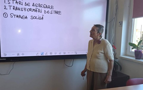 Profesoara de Chimie Floarea Băluță a împlinit la 1 septembrie 79 de ani, dintre care 66 i-a petrecut la catedră. Foto: arhivă personală