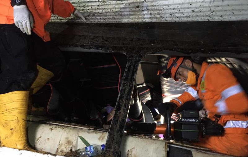 27 de morți în Indonezia, după ce un autobuz plin cu elevi s-a prăbușit într-o prăpastie
