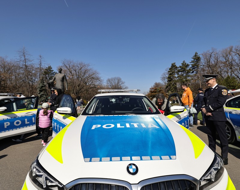 FOTO. Ziua Poliției Române, sărbătorită în avans. Sute de persoane în Parcul Herăstrău, unde au putut vedea echipamentele din dotarea Poliţiei