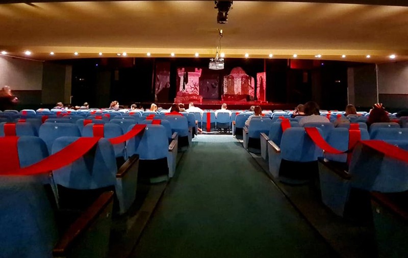 În căutarea curajului pierdut  în pandemie al unui spectator de teatru. Câteva întrebări aproape retorice pentru regizori, actori, scenografi