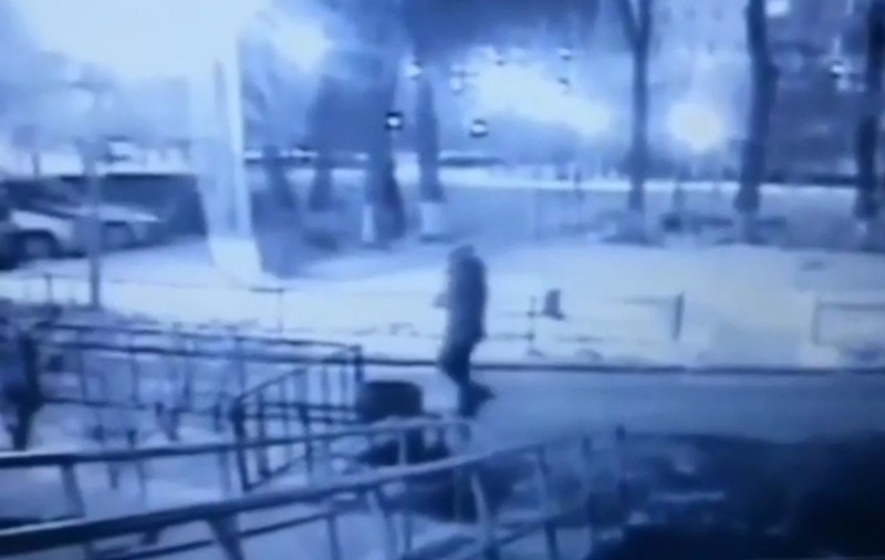 VIDEO | Poliția îndeamnă femeile să nu mai iasă din case, după ce un ”maniac cu față de copil” lansează atacuri pe bandă rulantă