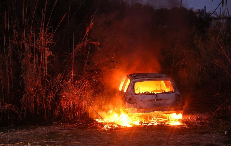 O femeie și un bărbat au fost găsiți morți într-o mașină incendiată, pe un drum din Buzău
