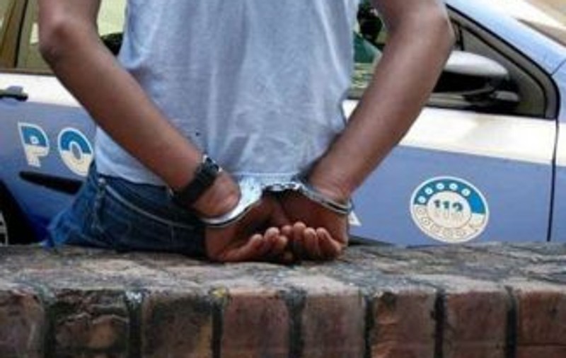 Un marocan a jefuit-o pe o româncă în Italia. A fost arestat după ce a scos cuțitul la victima sa
