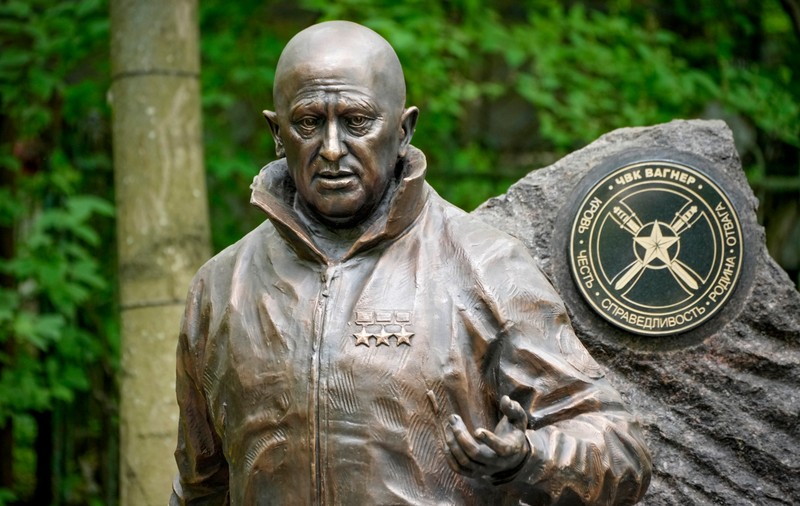O statuie de bronz a lui Evgheni Prigojin, dezvelită la mormântul său din Sankt Petersburg