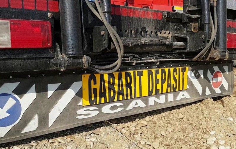 Un transport agabaritic a rămas blocat pe DN1, pe sensul Ploiești-Brașov. Traficul rutier este oprit în totalitate