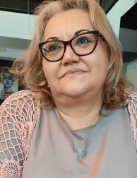 Mihaela Iancu nu se desparte de medalionul cu chipul fiului ei pierdut la Colectiv