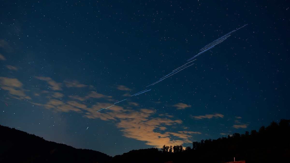 Constelație de sateliți de internet realizată de SpaceX pe cerul nopții.