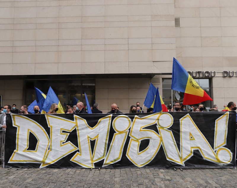 Protest AUR în fața Ministerului Sănătăţii. Manifestanții cer demisia lui Vlad Voiculescu