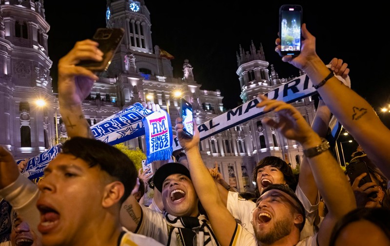 Fiesta la Madrid, după ce Real a cucerit trofeul Ligii Campionilor. Zeci de mii de fani au sărbătorit pe străzi. VIDEO
