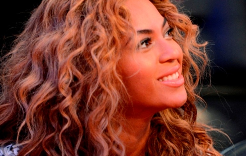 BEYONCE, TRATAMENT SCANDALOS în SERBIA! A fost PĂLMUITĂ și TRASĂ DE PĂR de FANI! Vezi REACȚIA de milioane a DIVEI! VIDEO