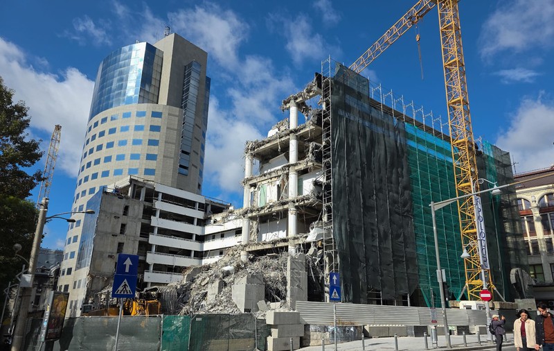 Sediul BCR din Calea Victoriei, fost Bancorex, nu a putut fi demolat nici după o lună. Clădirea a fost construită în anii ’90