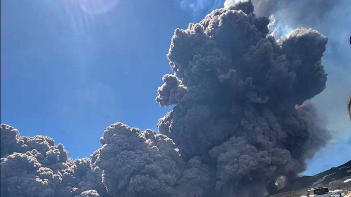 Mai mulți turiști fotografiază erupția vulcanului Etna care a avut loc pe 2 iunie 2025