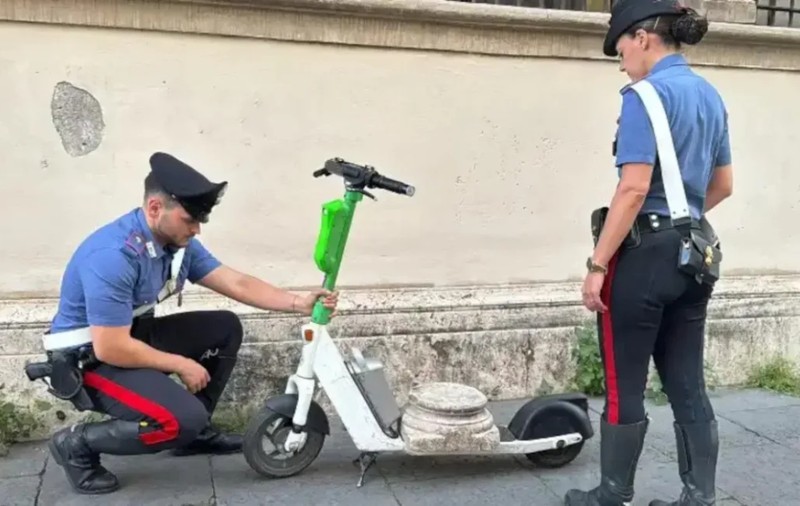 Turist fugărit de poliție după ce a furat o coloană romană de 30 kg, pe care a cărat-o cu trotineta electrică. Ce le-a spus polițiștilor