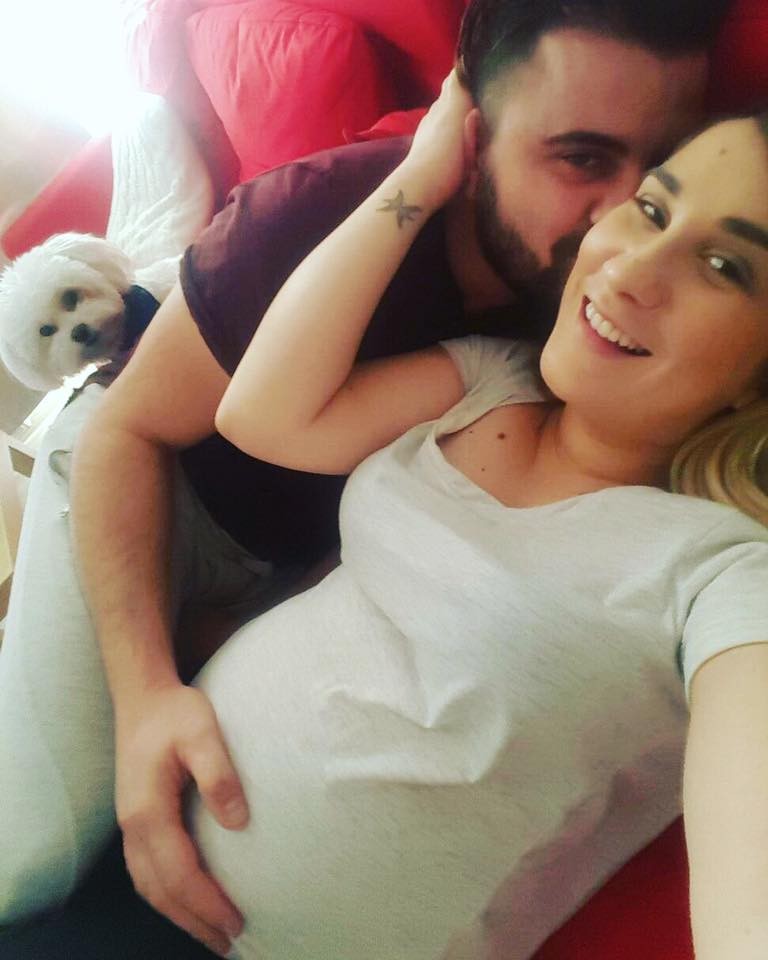 Tabloul perfect de familie. Adda s-a pozat alături de soțul ei.
