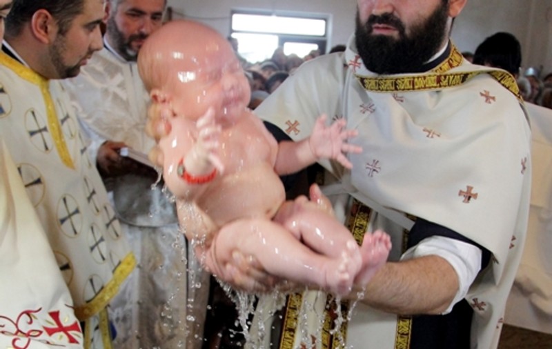 Intră şi vezi mai multe imagini de la botezul băieţelului Gabrielei Firea!