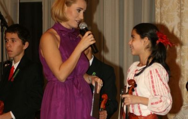 Andreea Esca a strâns 12.500 de euro pentru copiii străzii într-o gală caritabilă