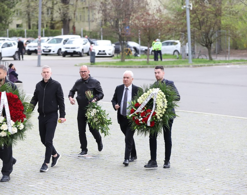 Livetext Mii de români își iau adio de la Mircea Lucescu la Arena Națională înainte de funeraliile cu onoruri militare / „Leucemia i-a provocat și grăbit sfârșitul”
