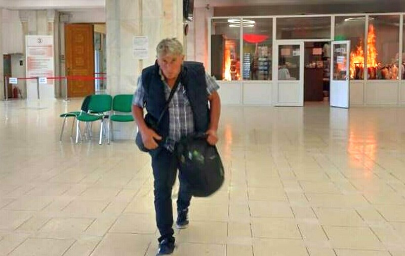 Bărbatul care a dat foc în Palatul Parlamentului, căutat de Poliție: „Dacă îl observă cineva, să nu îl abordeze”
