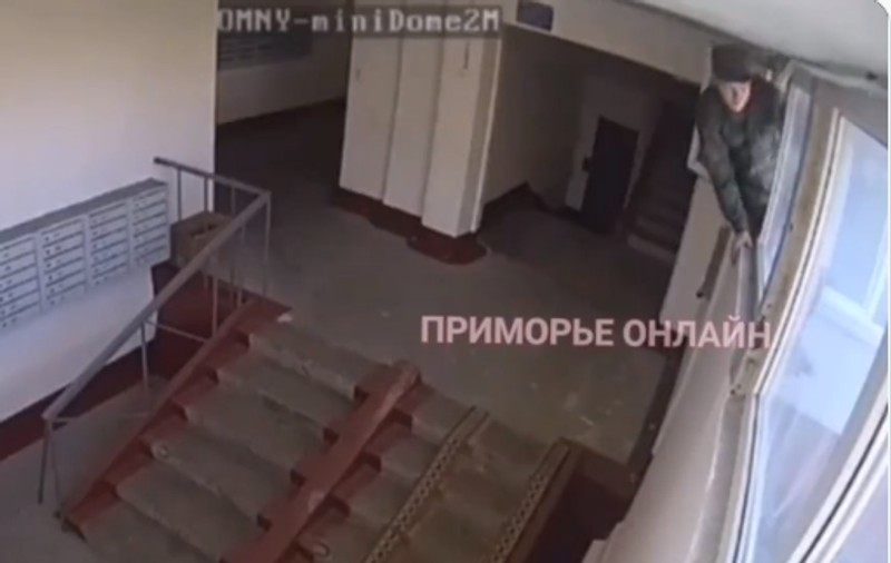Recrutori ruși din Vladivostok, nevoiți să intre pe geam într-un bloc ca să ducă ordinele de înrolare în armată | VIDEO