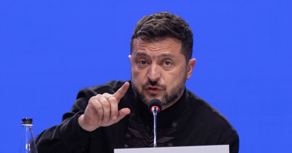 Volodimir Zelenski vorbește, gesticulând cu mâna dreaptă, cu ocazia Zilei Independenței Ucrainei, pe 24 august 2026, la Kiev
