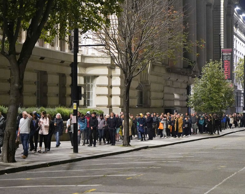 FOTO: Coadă de câțiva kilometri, în Londra, formată de britanicii care vor să-și aducă omagiile reginei