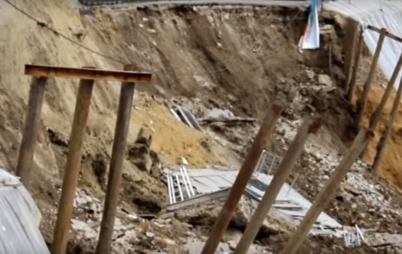 Crater uriaș format în Chișinău! Intrarea în sediul unei bănci s-a surpat. Momentul a fost filmat de un martor | VIDEO