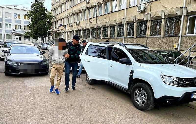 Femeie din Botoșani, agresată sexual şi tâlhărită de un tânăr care a bătut la uşa apartamentului și a spus că este polițist