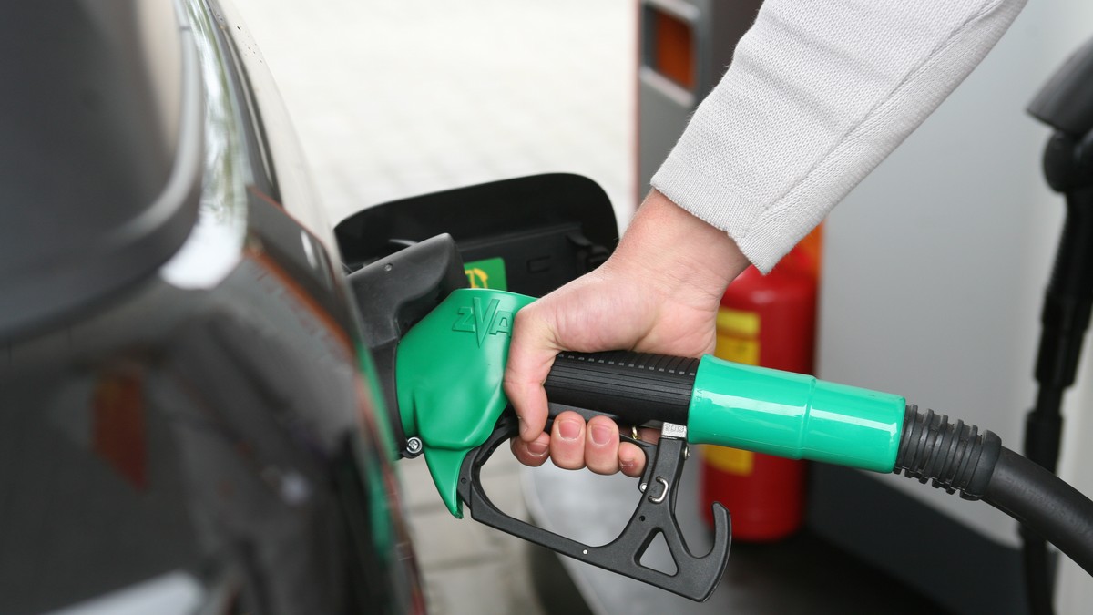 Legea care ar fi scumpit carburanții și ar fi scos sute de firme de pe piață a fost gasită neconstituțională de către CCR. Bărbat care alimentează o mașină la pompă