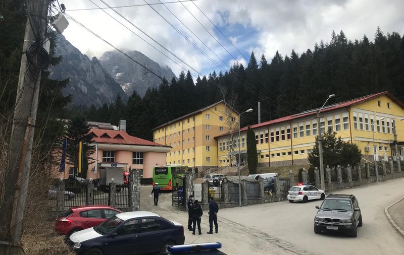 Un tânăr carantinat la centrul de la Bușteni a fost încătușat și dus la psihiatrie, după ce s-a certat cu iubita