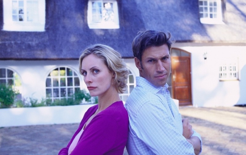 Peste 2.300 de cupluri de români au divorţat, în 2011, la notar sau la ofiţerul de stare civilă