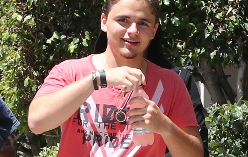 FIUL LUI MICHAEL JACKSON se va bate cu Floyd Mayweather Jr.