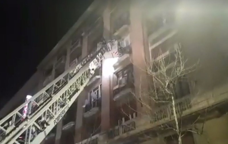 VIDEO / Incendiu într-un imobil din Piața Romană. Un locatar a aruncat o țigară aprinsă în ghiveciul unui vecin