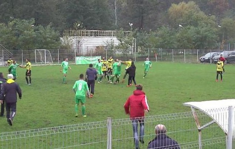 Bătaie ca-n filme în campionatul din Dâmbovița. ”I-au rupt până și raportul arbitrului”