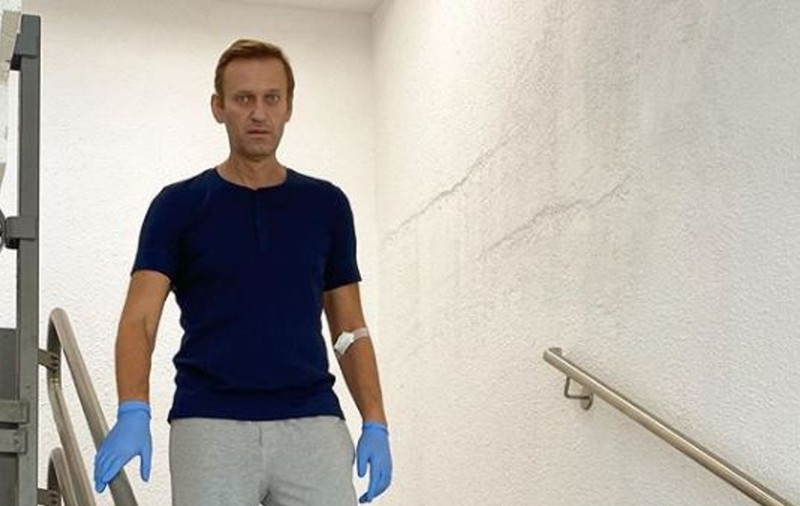 Criticul lui Putin, Aleksei Navalnîi, s-a ridicat din pat și spune că recuperarea sa după otrăvire este sigură, dar de durată