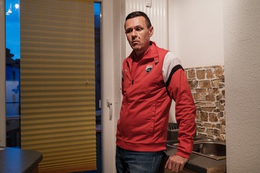 Daniel, în apartamentul său închiriat lângă Nürnberg, Germania