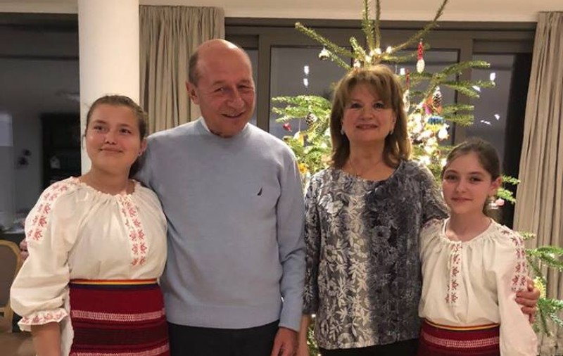 Mesajele politicienilor, de Crăciun: Ce urări au transmis românilor Băsescu, Dragnea, Tăriceanu și Cioloș