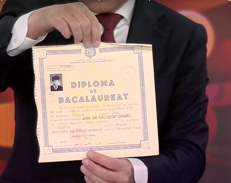 Nicușor Dan a venit cu diploma de bacalaureat, în original, la dezbatere. Ce note a luat la probe