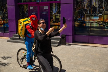 Oamenii se opresc să facă poze cu Alex costumat în Spiderman