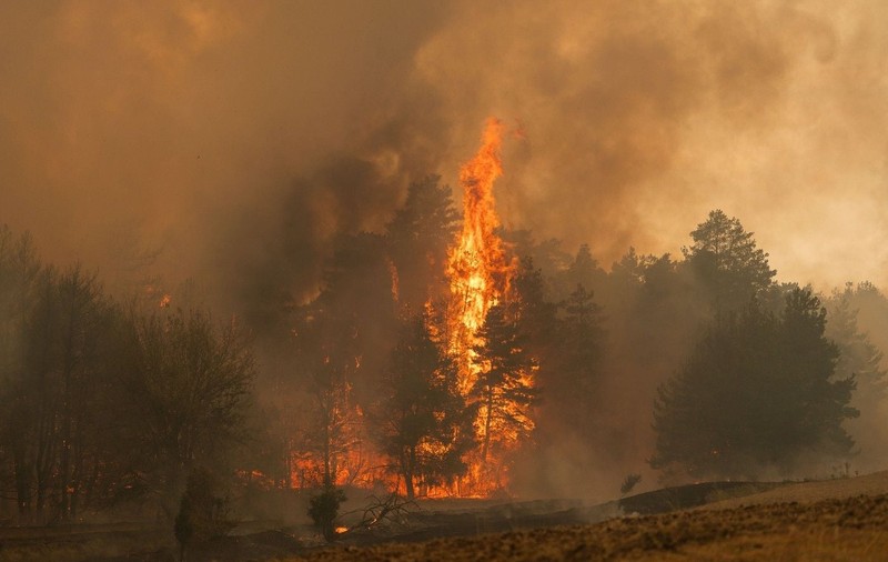 Elicopterul Black Hawk rescEU a intervenit în lupta cu incendiile, în Serbia: „A efectuat 7 lansări de apă cu sistemul Bambi Bucket”