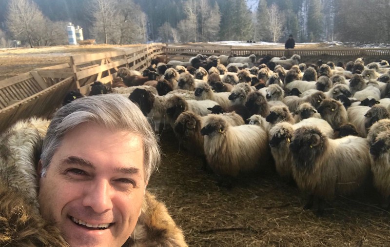 Mircea Radu, întâmpinat cu ouă încondeiate și plăcinte “poale-n brâu”, în Bucovina