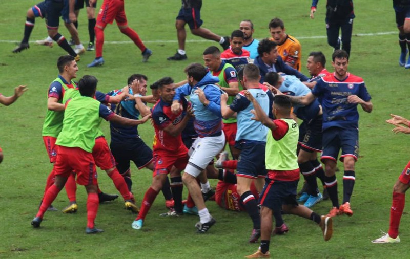 Cele mai dure bătăi din fotbal. Imagini șocante din ultima lună