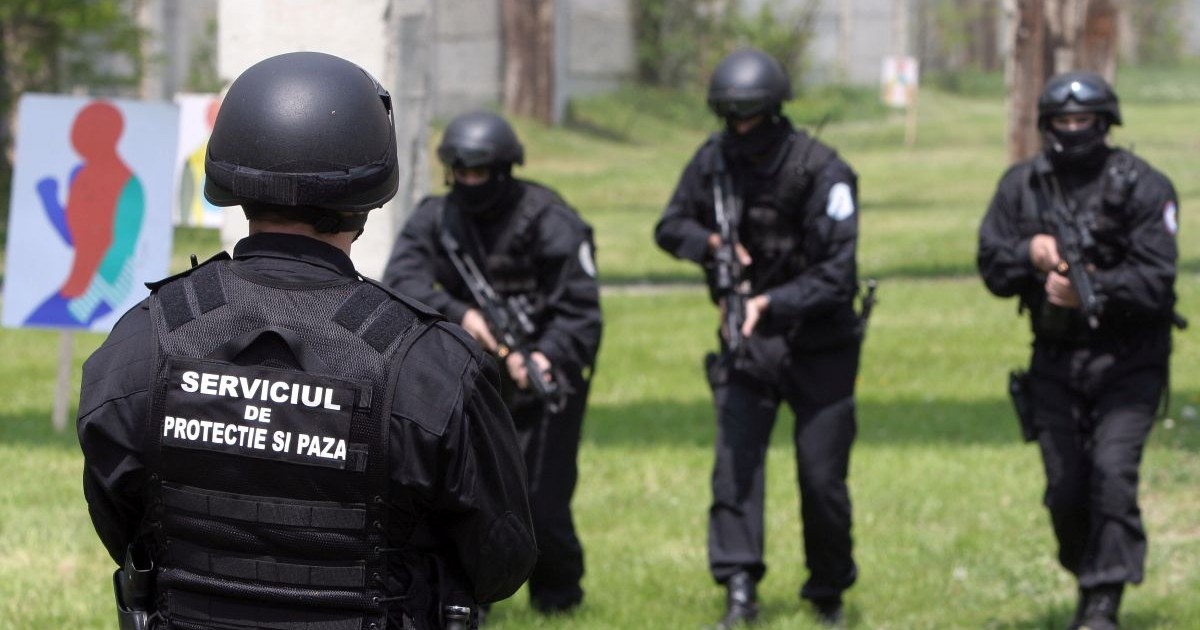 Ofiteri ai Serviciului de Protectie si Paza executa un exercitiu de lupta, duminica 7 mai 2006, in poligonul Domnesti