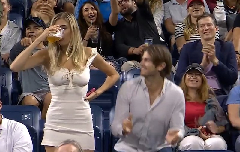 Cine e Megan Lucky, tânăra care doi ani la rând a fost filmată când bea pe nerăsuflate un pahar cu bere, în tribune la US Open | VIDEO